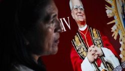 Eine Gläubige in Peru, wo der neue Papst einst Bischof war, steht vor einem Bild von Leo XIV.