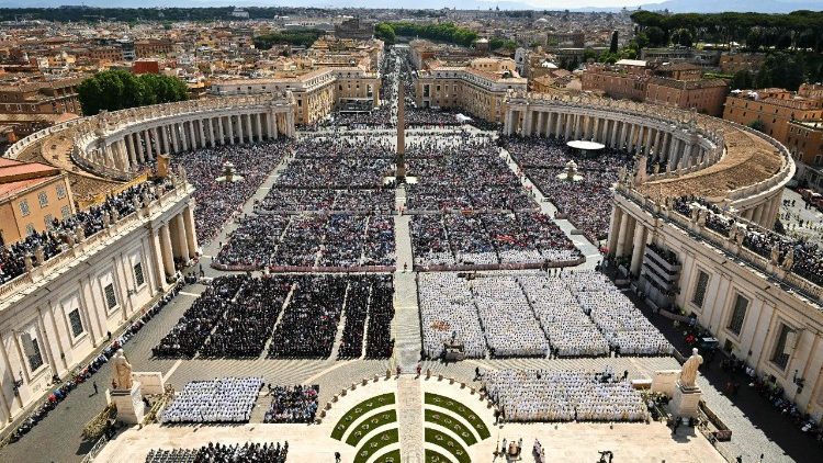 Die Messe zur Amtseinführung von Papst Leo: Blick auf den Petersplatz
