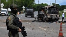Bus moko epeli liboso ya ndako ya ba mbúlúmbúlú na Cauca