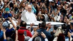 Papa Leão XIV em sua primeira Audiência Geral na Praça São Pedro