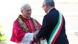 Papa Leone in Campidoglio, Gualtieri lo saluta