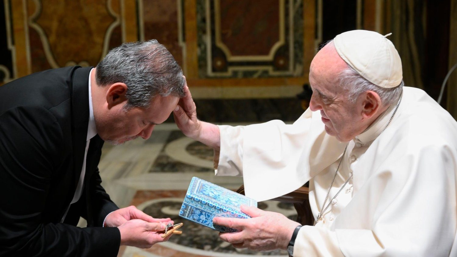 Pope to 'Christmas Contest': Christ looks upon us with Divine Child's tenderness