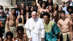 Jóvenes del CEFEC en el encuentro con el Papa en la Audiencia general del 24 de mayo de 2023
