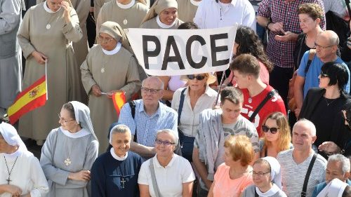 Cartaz com a palavra "Paz" durante o Angelus do Papa na Praça São Pedro