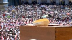 Funeral of Pope Francis: the wind turns the pages of the Gospel on his casket.
