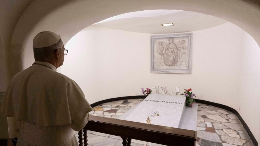 León XIV reza en la tumba de Pablo VI