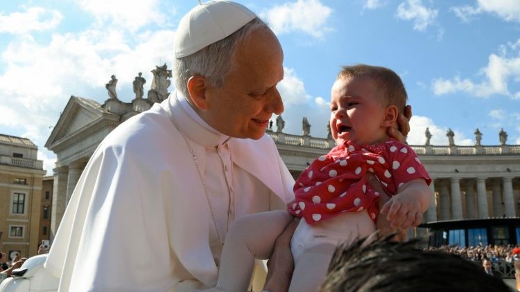 Papst Leo XIV. dreht die Runde im Papamobil