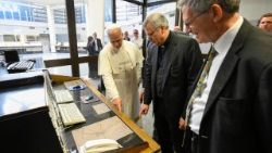 El Papa León XIV con el prefecto del Dicasterio para la Comunicación Ruffini y el secretario monseñor Ruiz, en el centro transmisor de Santa Maria di Galeria