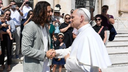 Papa Leone XIV incontra l'attore Jonathan Roumie, che ha impersonato il ruolo di Gesù nella serie "The Chosen"