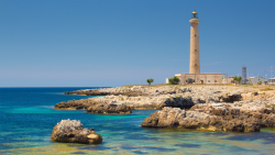 El faro en la isla de Favignana.