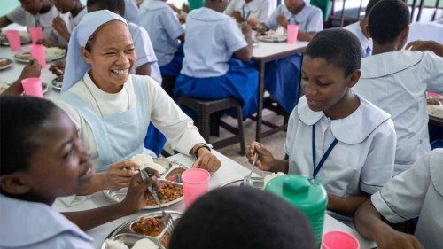 Le Sorelle di Maria pranzano con le studentesse della Kisarawe Girls School a cui era stata negata l'istruzione a causa della povertà